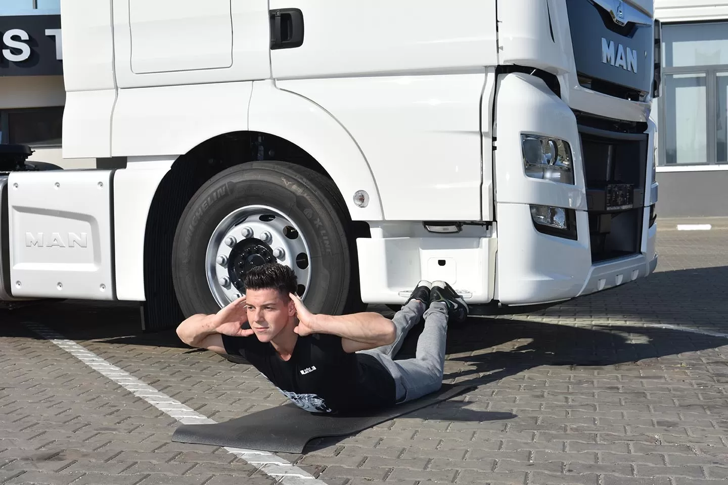 #FitTrucker: Exerciții pentru antrenarea mușchilor abdominali și lombari 15 Exerciții pentru antrenarea muschilor abdominali și lombari