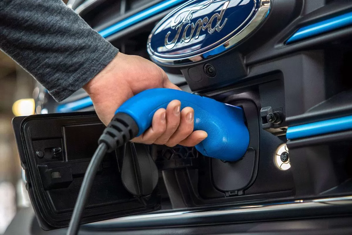 Ford a lansat modelul electric e-Transit, care are o autonomie de 350 km 4 ford e transit4